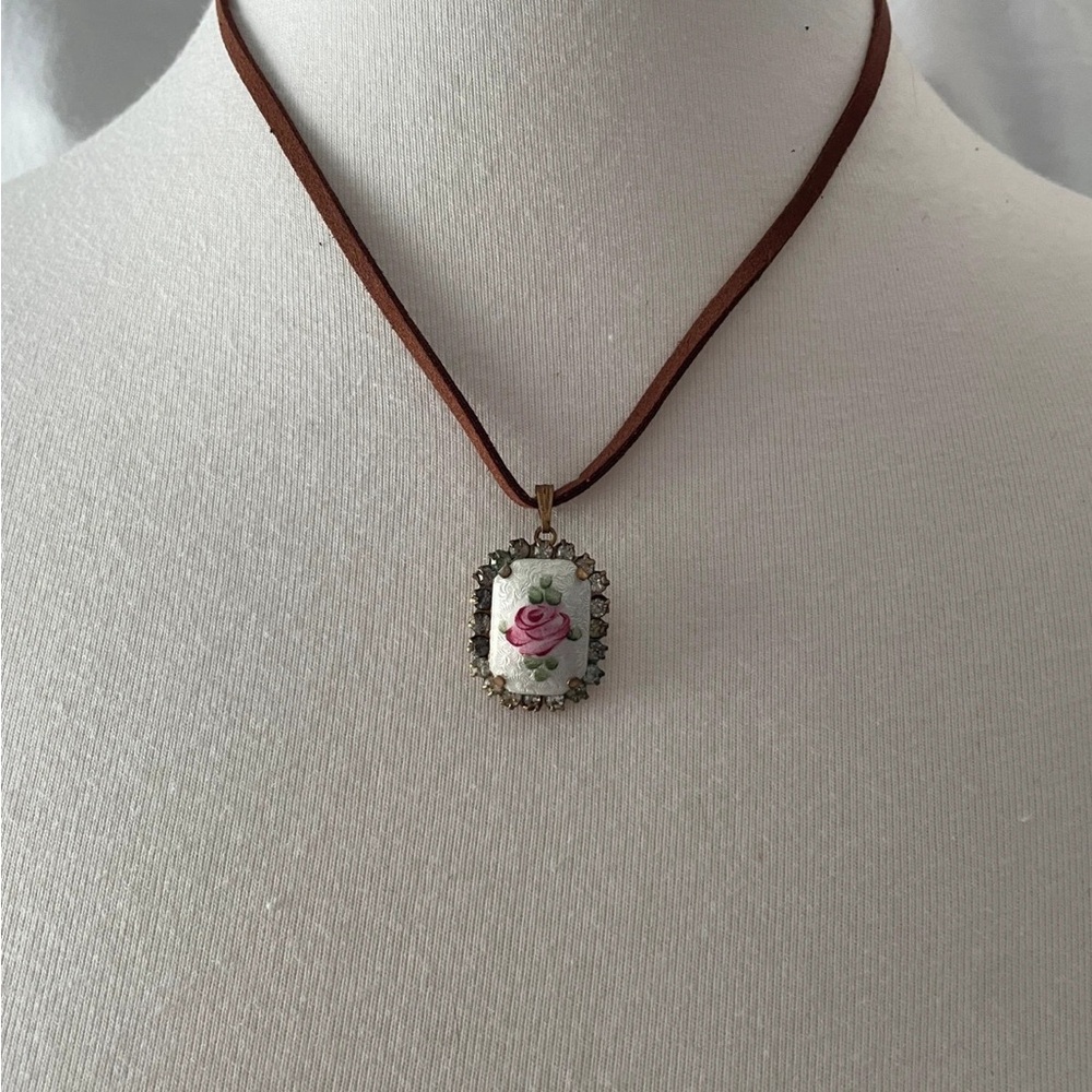 Elegant Brown Pendant Necklace with Pink Rose